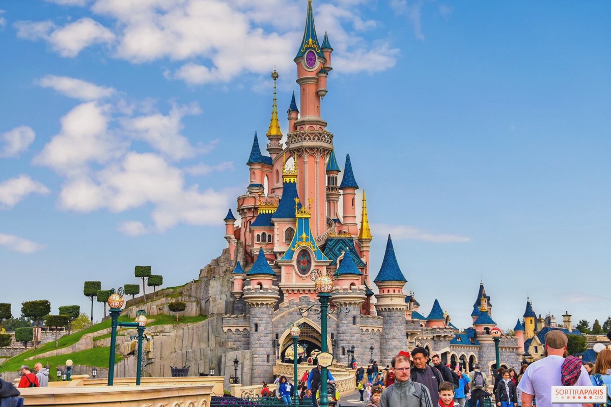 Paris & Disneyland Serüveni Turu Türk Hava Yolları ile 4 Gece CDG-CDG